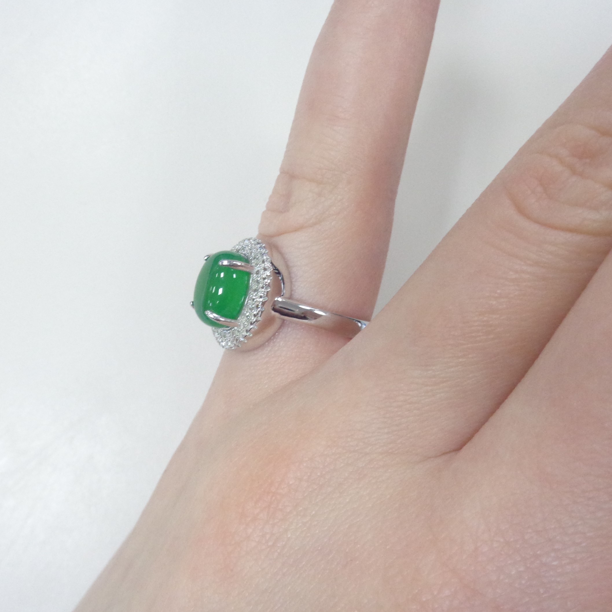 Серебряное кольцо с зеленым халцедоном